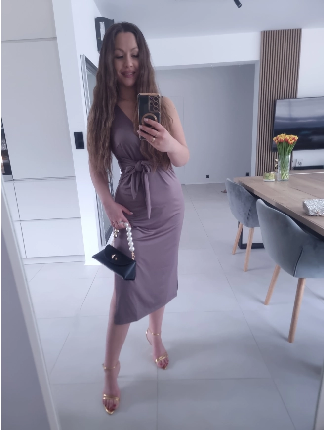 Sukienka GRACCE cappucino midi z rozcięciem