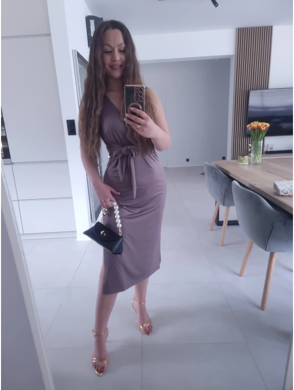 Sukienka GRACCE cappucino midi z rozcięciem