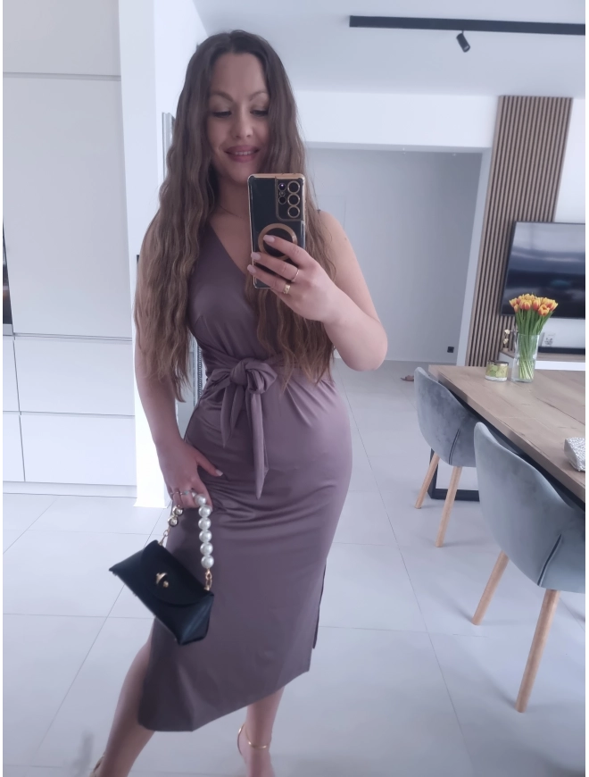 Sukienka GRACCE cappucino midi z rozcięciem