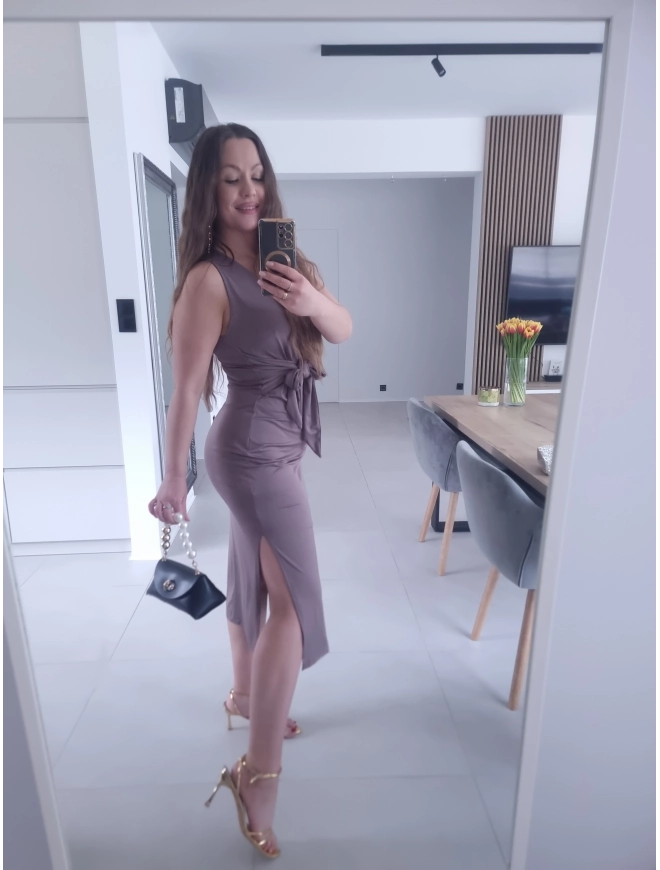 Sukienka GRACCE cappucino midi z rozcięciem