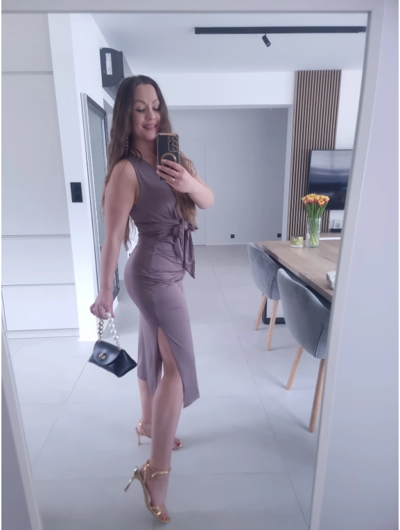 Sukienka GRACCE cappucino midi z rozcięciem