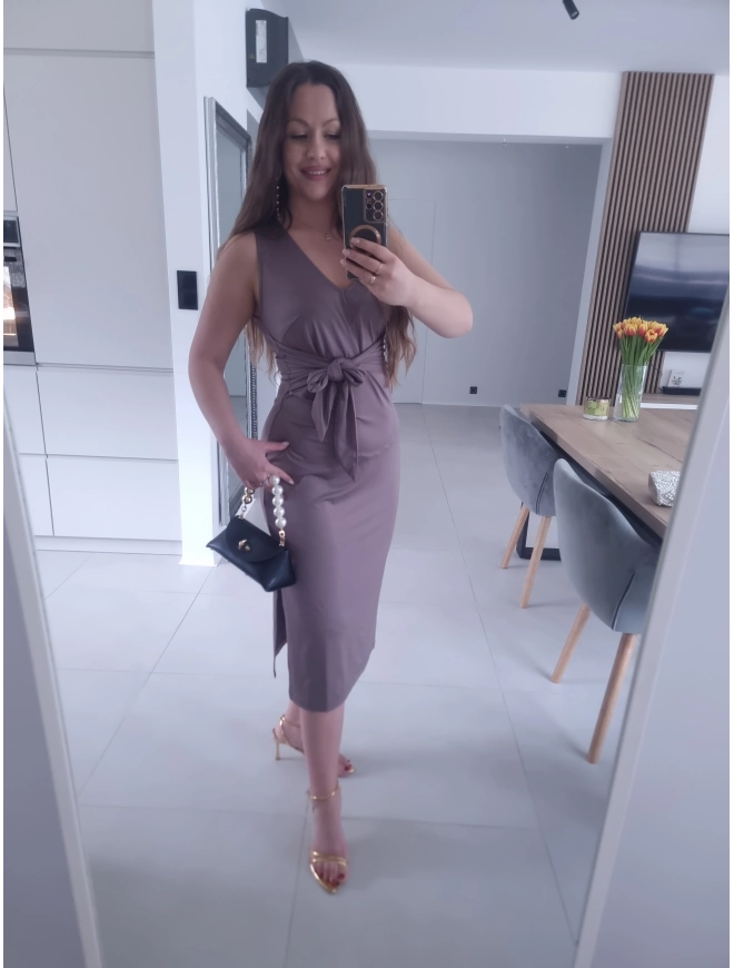 Sukienka GRACCE cappucino midi z rozcięciem