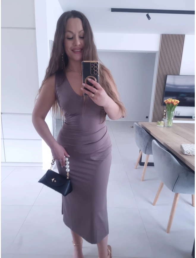 Sukienka GRACCE cappucino midi z rozcięciem