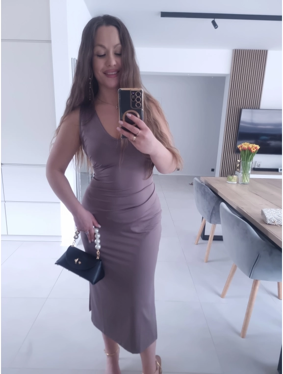 Sukienka GRACCE cappucino midi z rozcięciem