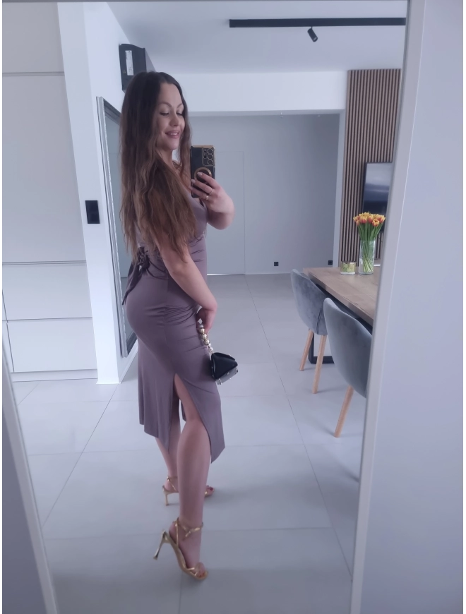 Sukienka GRACCE cappucino midi z rozcięciem